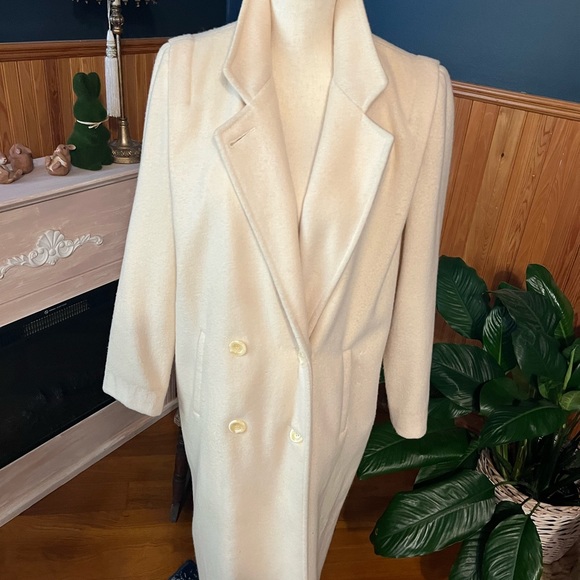 This is a white/cream wool vintage, long coat. Size 5/6. - Picture 4 of 11